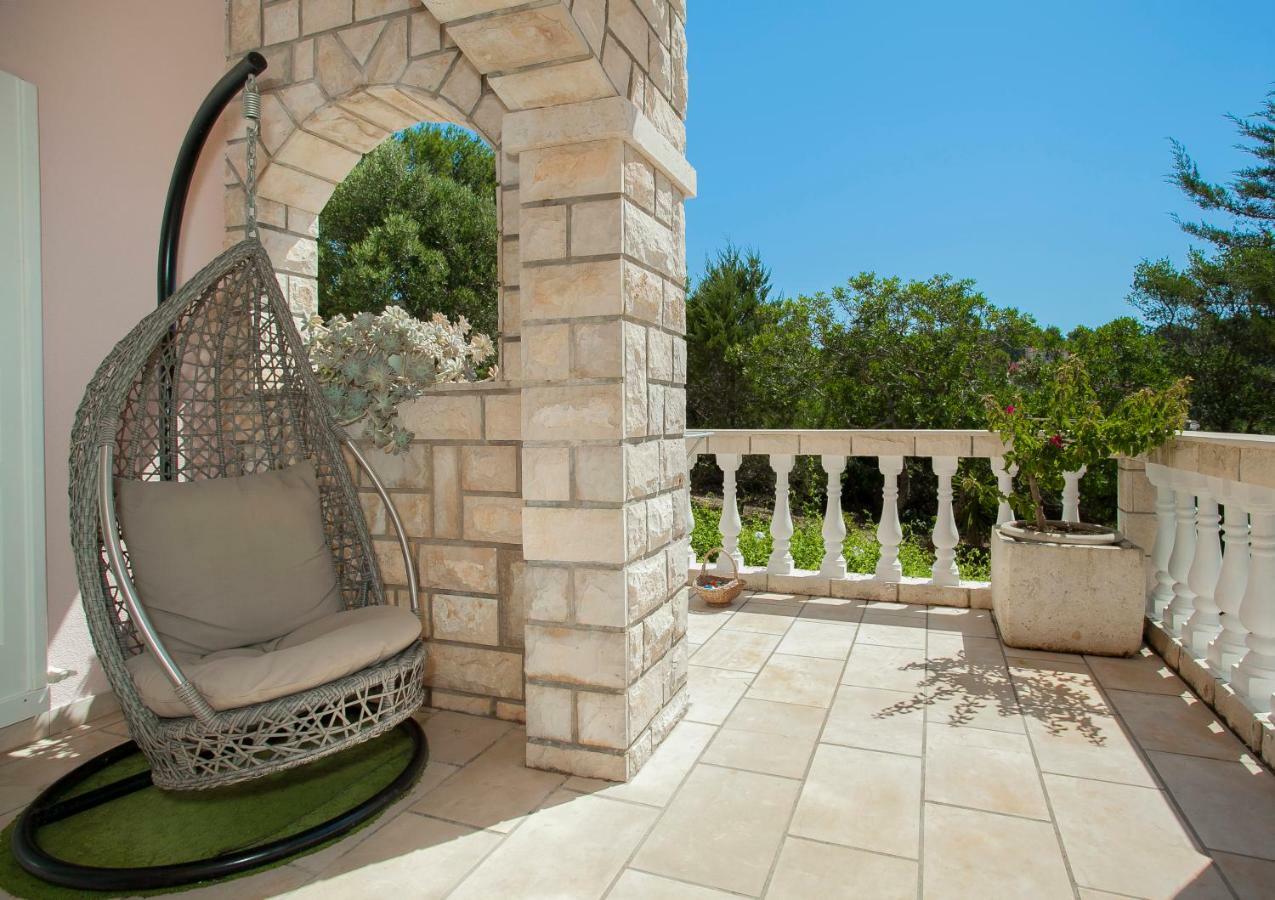 Waterfront Villa With Pool ヴェラ・ルカ エクステリア 写真