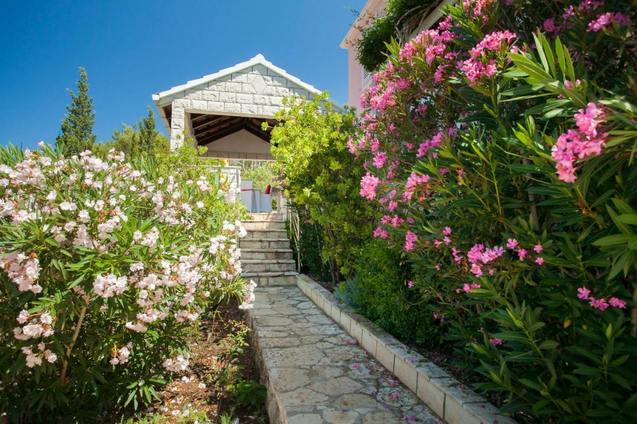 Waterfront Villa With Pool ヴェラ・ルカ エクステリア 写真