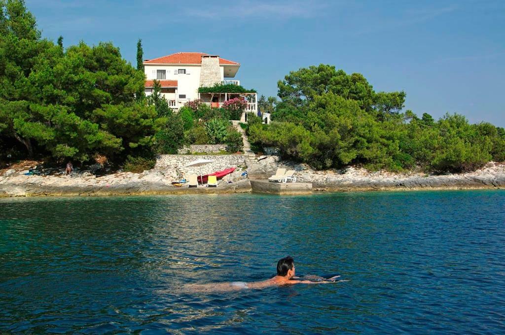 Waterfront Villa With Pool ヴェラ・ルカ エクステリア 写真